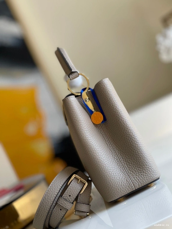 WIS BB VUITTON LOUIS CAPUCINES 0822